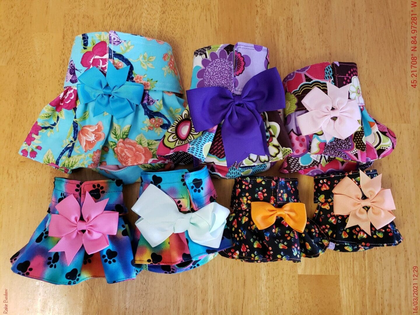 A bunch of bows that are on the floor